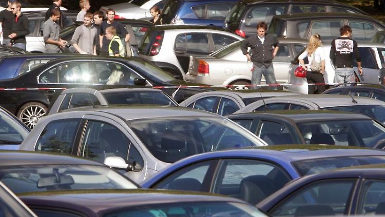 Urteil: Wird ein falsch geparktes Auto beschädigt, muss der Halter selbst für den Schaden aufkommen.