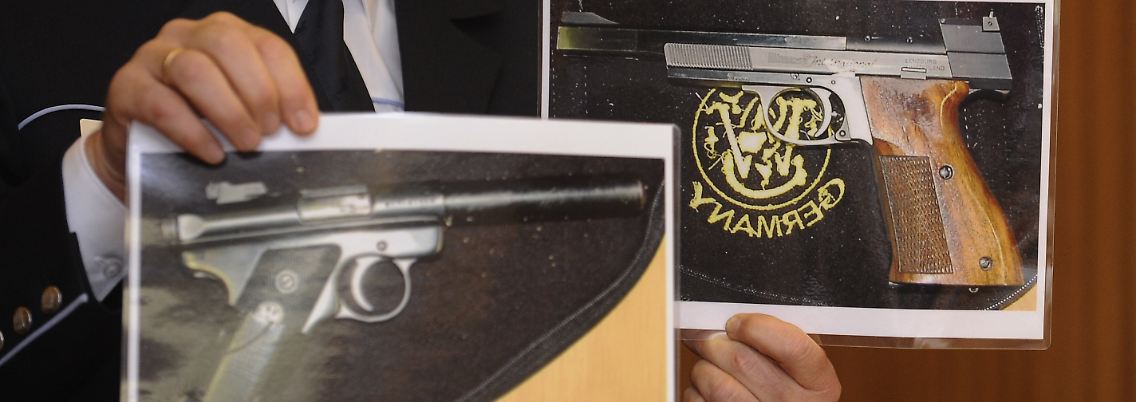 Ein Polizeisprecher zeigt Fotos der mutmaßlichen Tatwaffen des Familiendramas in Eislingen.