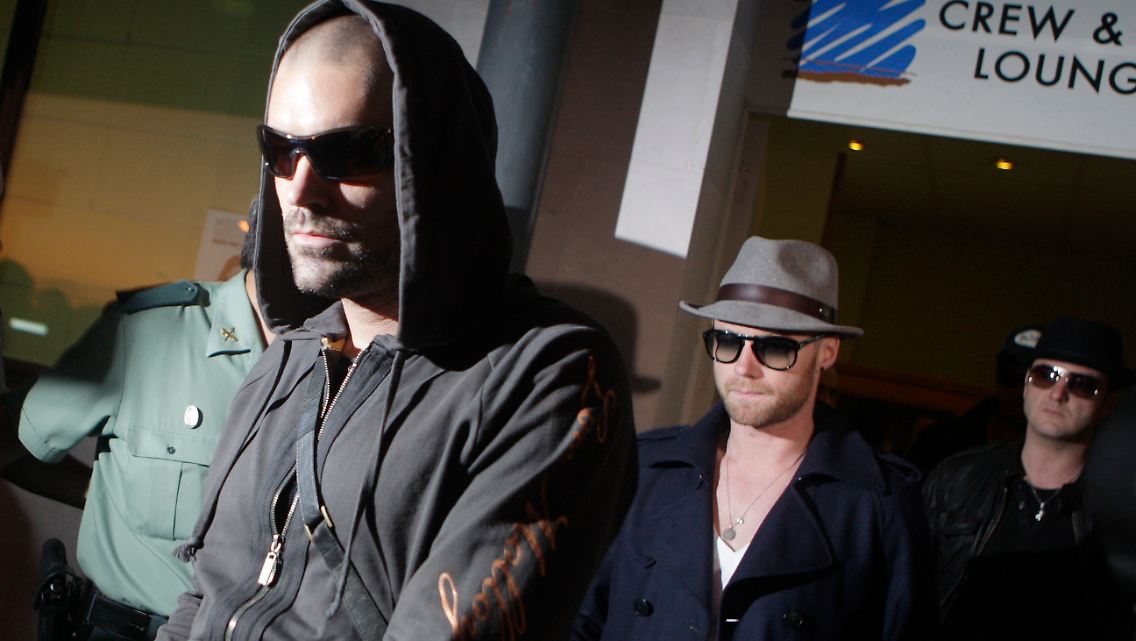 Die Boyzone-Mitglieder flogen nach Mallorca, nachdem sie die Nachricht erreicht hatte. (Shane Lynch, Ronan Keating und Mikey Graham, v.l.n.r., bei ihrer Ankunft auf dem Flughafen von Palma de Mallorca am 11. September.)