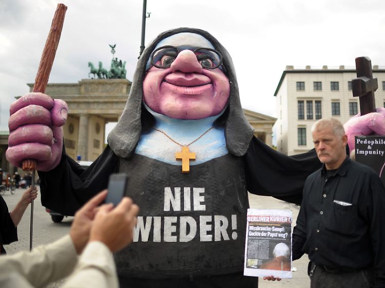 Wegen der Missbrauchsfälle demonstrierten 2011 Kirchengegner gegen den Besuch des Papstes in Berlin.