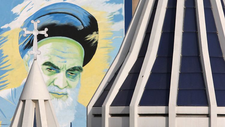 Ein Wandgemälde in Teheran zeigt Ayatollah Khomeini.