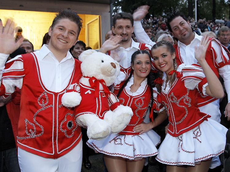 Mitglieder des Karnevalvereins Rot-Weiß Koblenz bei der Präsentation der BUGA 2011 in Koblenz.