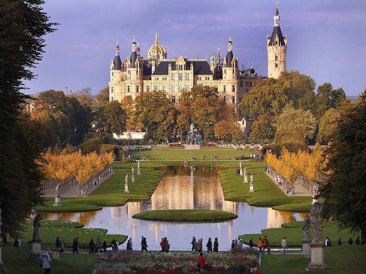 Die letzten Besucher genießen am Sonntag das schöne Wetter und nutzen die letzte Möglichkeit, die BUGA in Schwerin zu besuchen.
