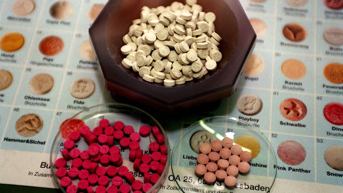 Verschiedene Formen von Ecstasy-Tabletten.