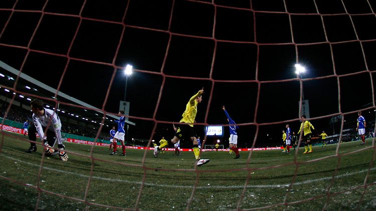 Es bleibt dabei: In Pokalspielen mit Beteiligung von Holstein Kiel trifft nur eine Mannschaft. Diesmal war es der Gast aus Dortmund.