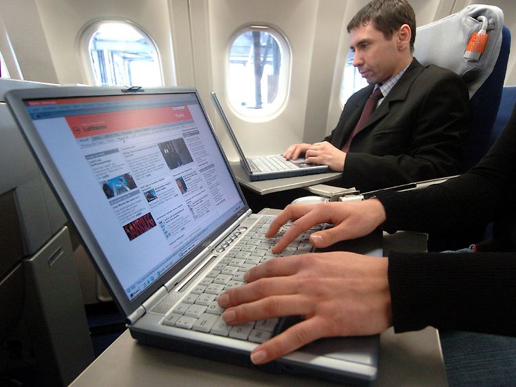 Bei Lufthansa können einige Kunden bald auch wieder während des Fluges surfen.