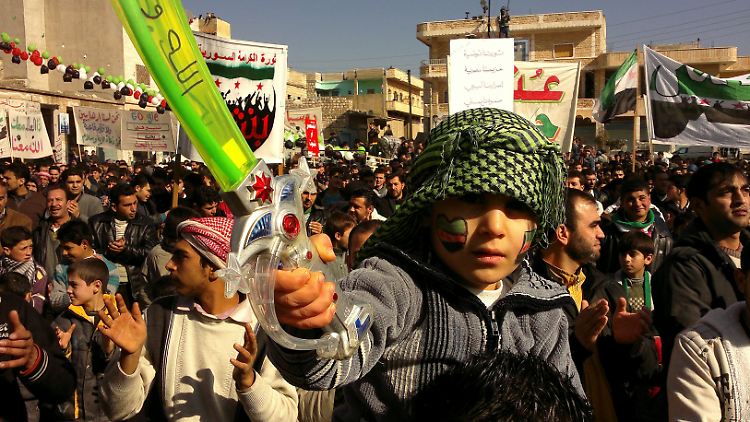 Gegner des Assad-Regimes demonstrieren gegen den Machthaber.