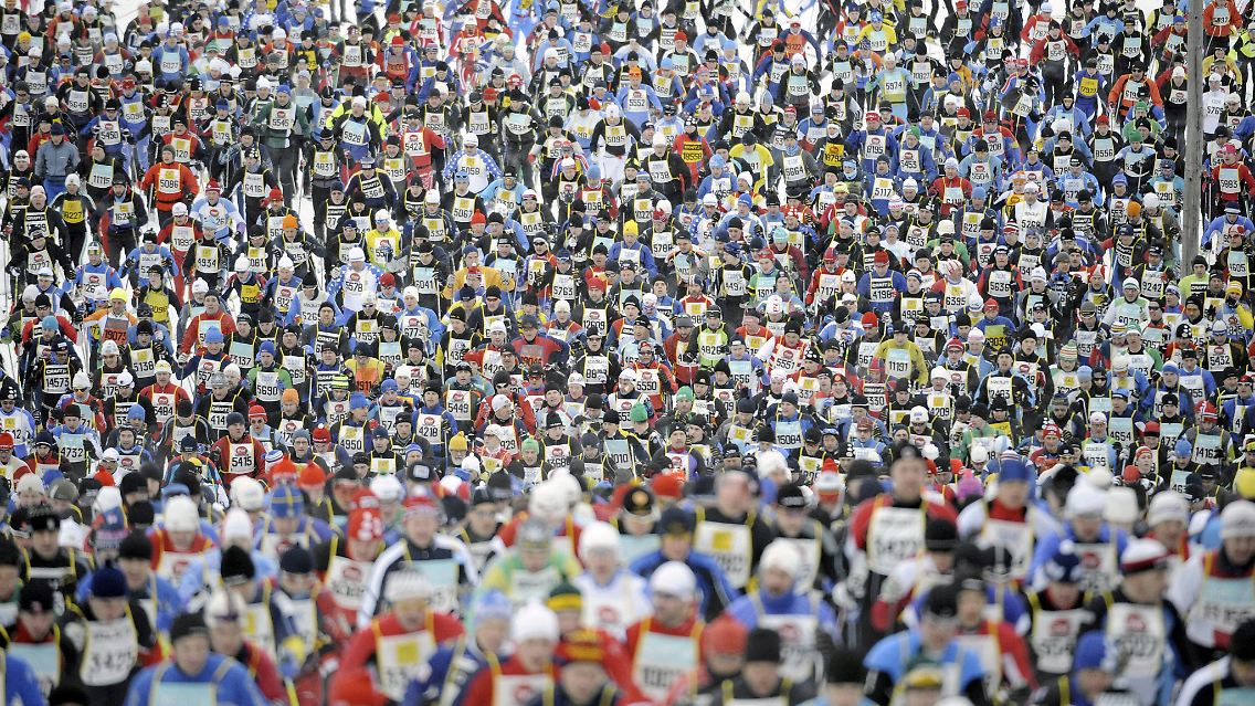 Massenstart: Tausende machen sich alljährlich auf die Skier, um die 90 km zu bewältigen.