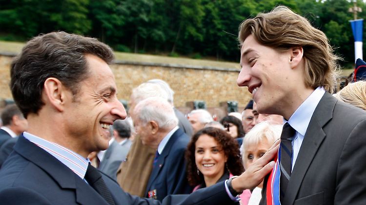 Einträchtig: Sarkozy senior mit Sohn.