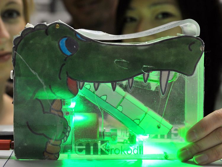 Gefräßiges Krokodil: Der Riegel wird auf einer Lade nach oben gehoben und gegen drei Klingen gedrückt.