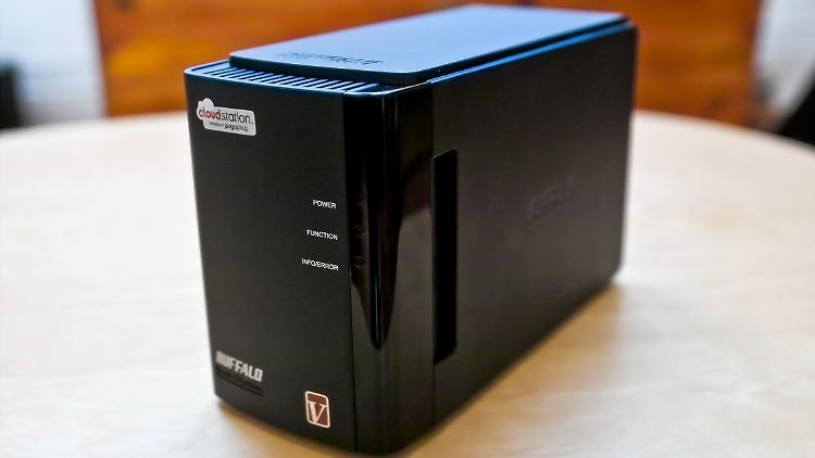 Die Cloudstation Pro Duo ist etwa so breit wie drei Taschenbücher.
