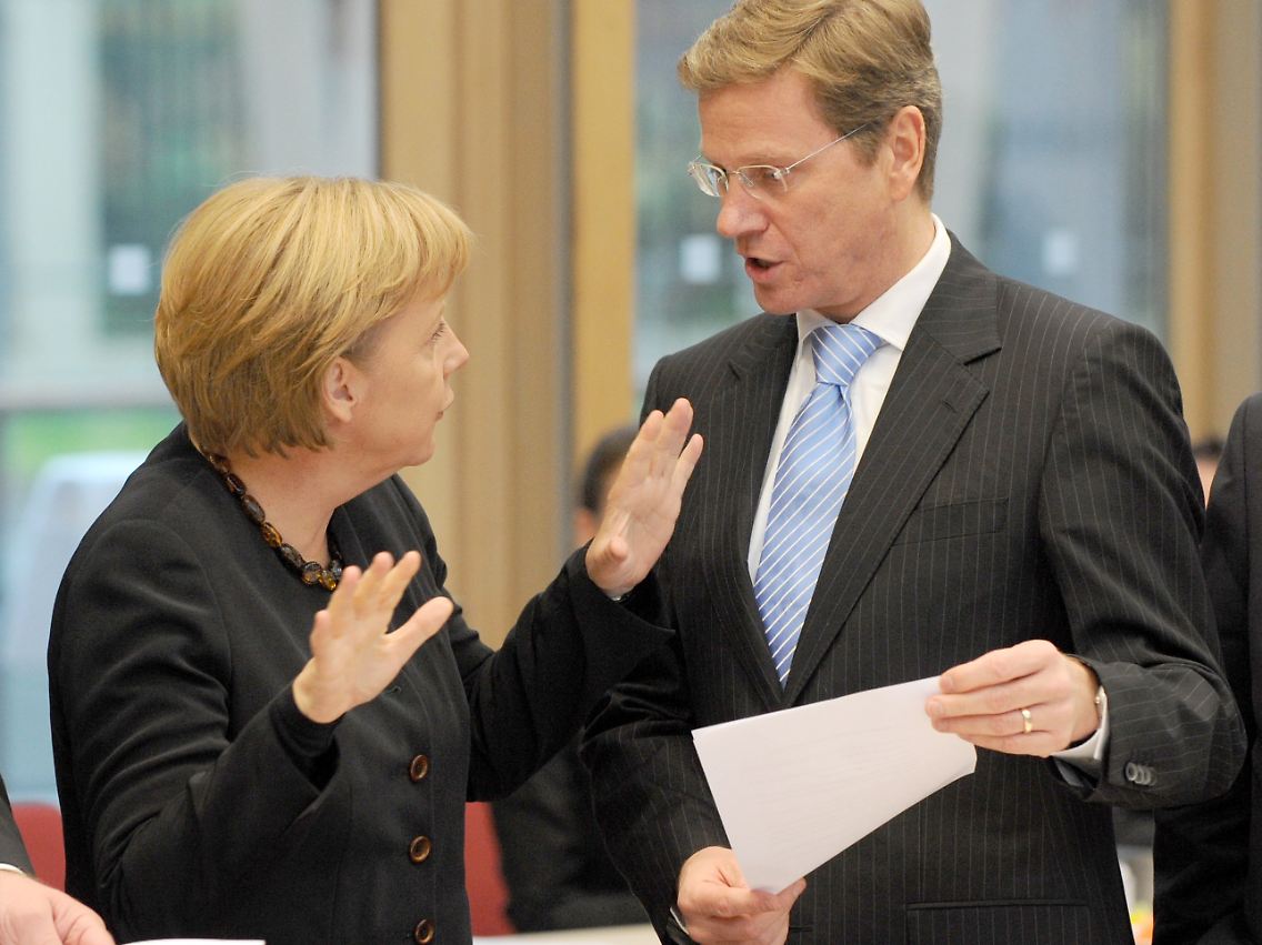 Merkel und Westerwelle müssen jeweils einen Weg finden, um ihre Wahlversprechen nicht zu brechen.