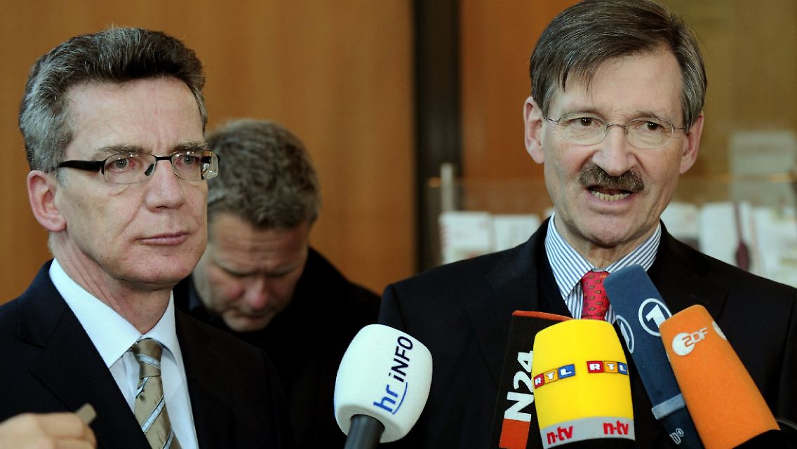 Vor dem Abgrund leerer Kassen: Verhandlungsführer de Maiziere (CDU) und Solms (FDP) vor der hessischen Landesvertretung in Berlin.