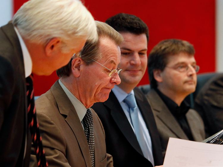 Abtritt: Steinmeier verbleibt an der SPD-Spitze, Parteichef Müntefering, Generalsekretär Heil und Geschäftsführer Wasserhövel (von linsk) werden weichen.