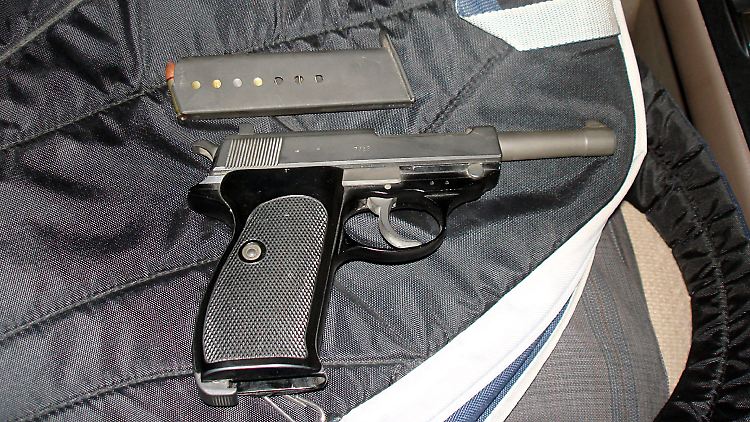Ansicht einer Pistole, die in Kabul für 1600 US-Dollar zum Kauf angeboten wurde.
