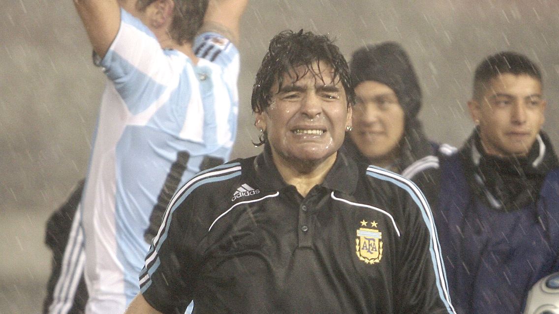 Nach dem Sieg gegen Peru: Maradona kann sein Glück nicht fassen.