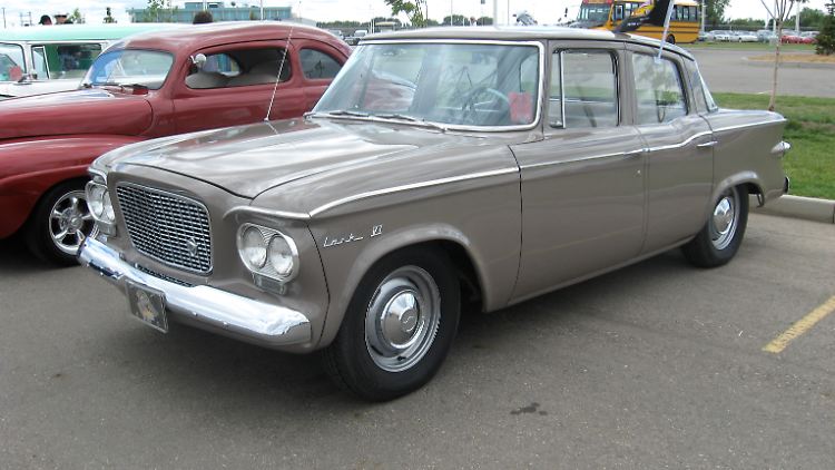 Der kompakte Studebaker Lark verkaufte sich in den 1950er und 1960er Jahren nicht schlecht. Die "Großen Drei" konnten zu dieser Zeit in diesem Segment nichts Gleichwertiges anbieten.