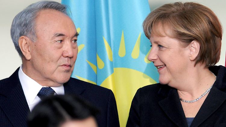 Staatschef Nasarbajew und Kanzlerin Merkel: Darf man mit Kasachstan Geschäfte machen?