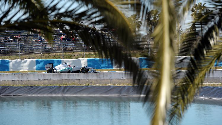 Rekordweltmeister Michael Schumacher glänzte in Jerez im Vorjahres-Mercedes. Der neue Bolide wird erst für die Tests in Barcelona fertig.