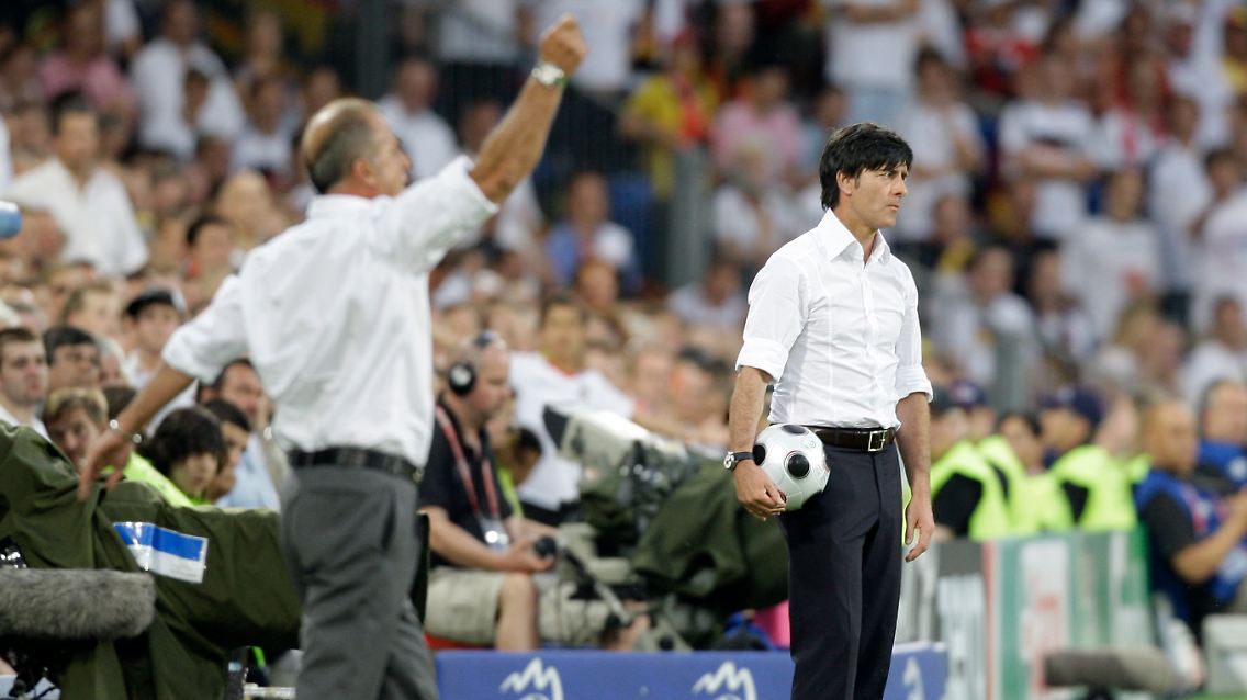 Fatih Terim, links, und Joachim Löw während des EM-Halbfinales 2008.