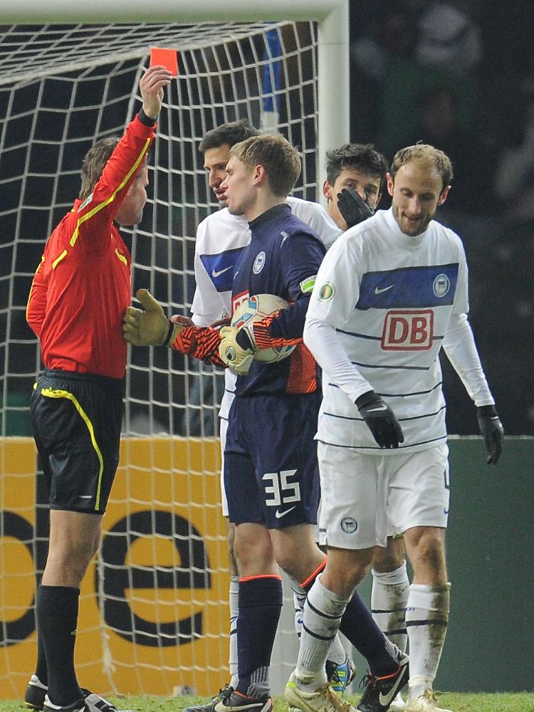 Roman Hubnik flog nach einer Schauspieleinlage von Gladbachs Juan Arango in der 101. Minute vom Platz. Elfmeter für Gladbach gab es auch noch.