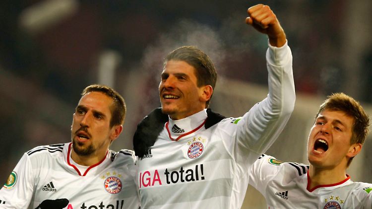 So sehen Sieger aus: Die Torschützen Franck Ribery (l.) und Mario Gomez (M.) jubeln mit Toni Kroos.