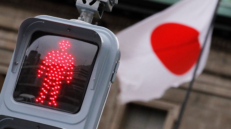 2012-02-08T085346Z_01_TOK710_RTRMDNP_3_JAPAN-ECONOMY.JPG6912650322695463039.jpg