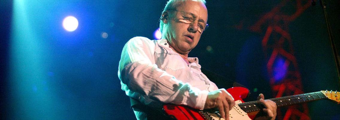 Knopfler spielt fast immer ohne Plektrum Gitarre.