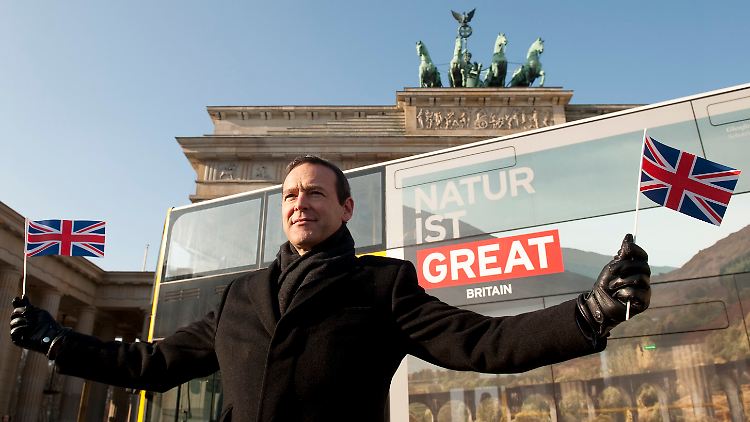 Der britische Botschafter Simon McDonald schwenkt für sein Land die nationale Werbeflagge.