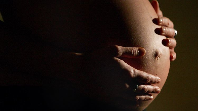 Nach indischem Recht gehört das Kind automatisch zu der Mutter, aus deren Bauch es gekommen ist.