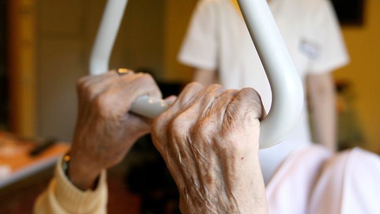 Ein Mietvertrag umfasst meist nicht mehr als drei Seiten, ein Pflegevertrag hat rund 30. Geregelt werden muss sowohl die Unterbringung als auch der Pflegeumfang.