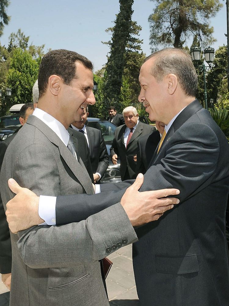 Der türkische Ministerpräsident Recep Tayyip Erdogan (rechts, mit Syriens Präsident Sadhar Assad) versuchte erfolglos, zwischen Isarel und Syrien zu vermitteln.