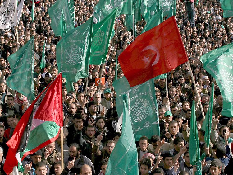 Eine türkische Fahne bei einer Demonstration für die Hamas im Gazastreifen.