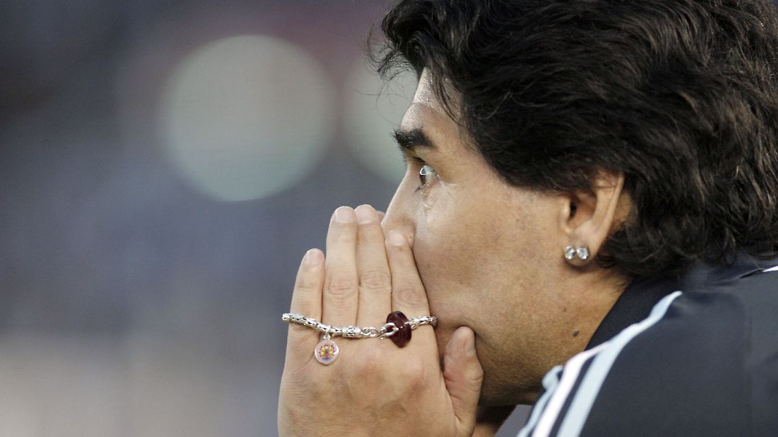Mit seinem Superstar Lionel Messi redet Maradona kaum noch - verteidigt ihn aber trotzdem.