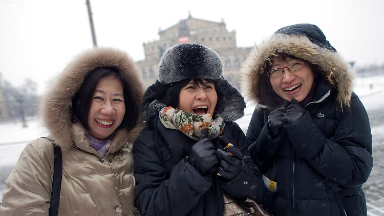 Diese Touristinnen aus Japan haben trotz eisiger Kälte sichtlichen Spaß an ihrem Dresden-Besuch.
