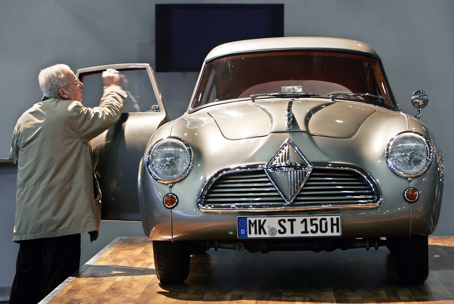 Noch vor 50 Jahren war der Auto Salon in Genf eine kompakte und übersichtliche Schau der automobilen Neuheiten. Mehr als zwei bis drei Autos pro Hersteller fanden keinen Platz.