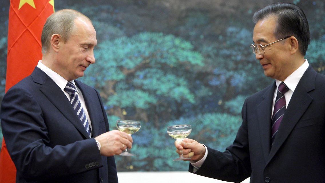 Strategischer Partner: Russland Premier Putin mit seinem chinesischen Amtskollegen Wen.