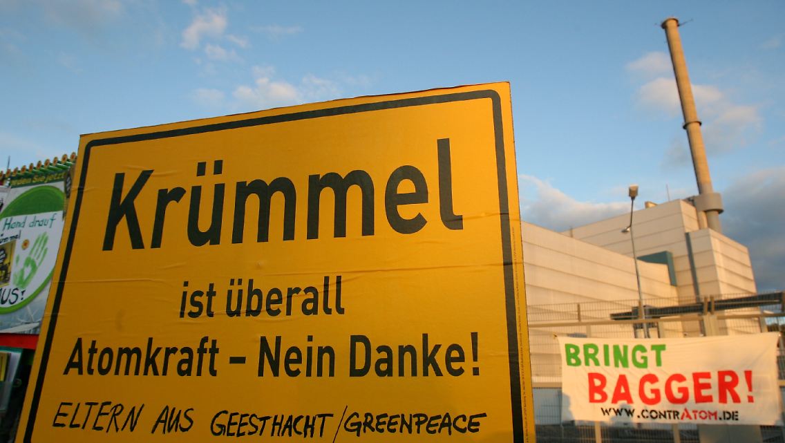 RWE fürchtet Auseinandersetzungen mit Atomkraftgegnern. (Schilder und Plakate gegen Atomkraft vor dem Atomkraftwerk in Krümmel)