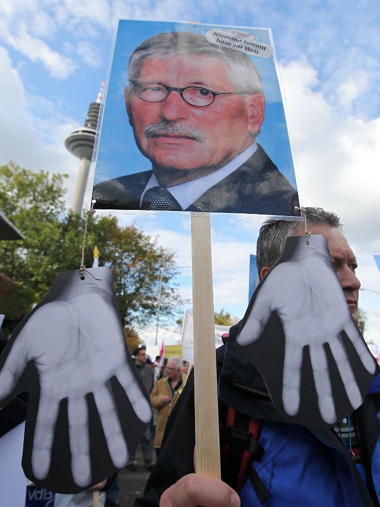 Ein Mitglied der Gewerkschaft Verdi demonstriert vor dem Sitz der Deutschen Bundesbank gegen Sparpläne Sarrazins.