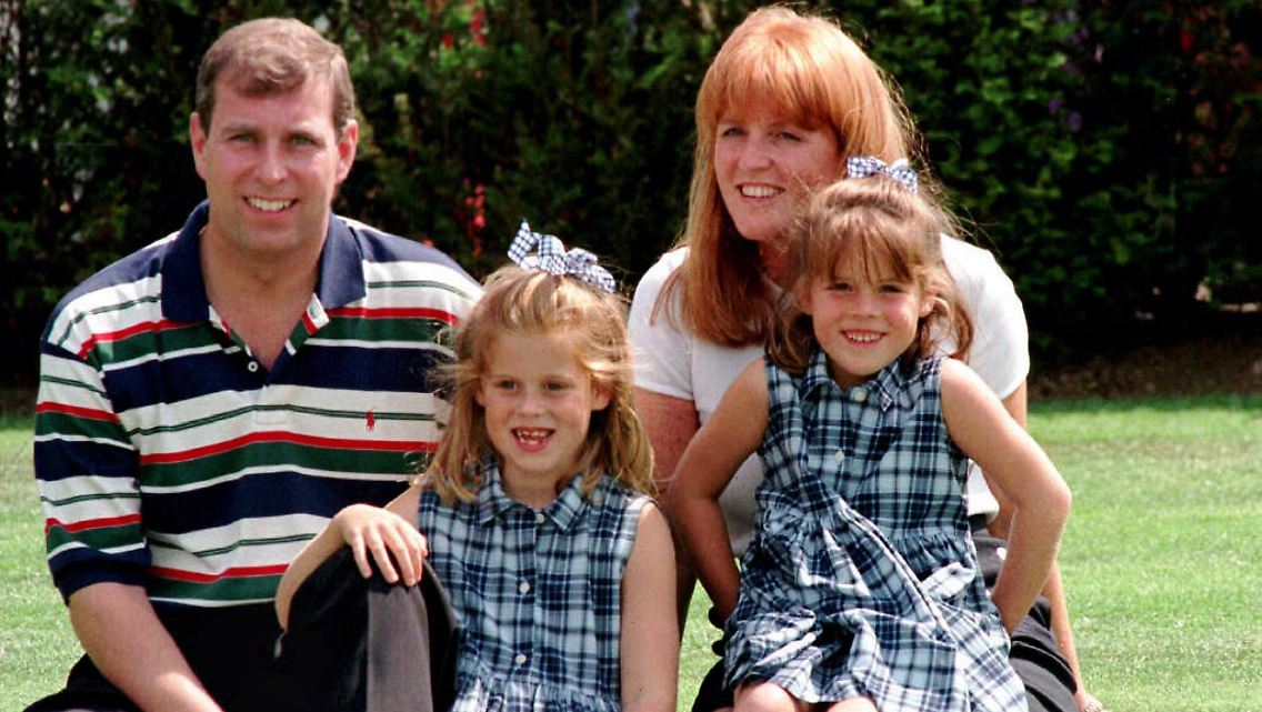 Lächeln für die Öffentlichkeit: Fergie und Prinz Andrew erschienen mit den Töchtern Beatrice (r) und Eugenie am 5. August 1996 erstmals seit ihrer Scheidung im Mai wieder gemeinsam in der Öffentlichkeit.