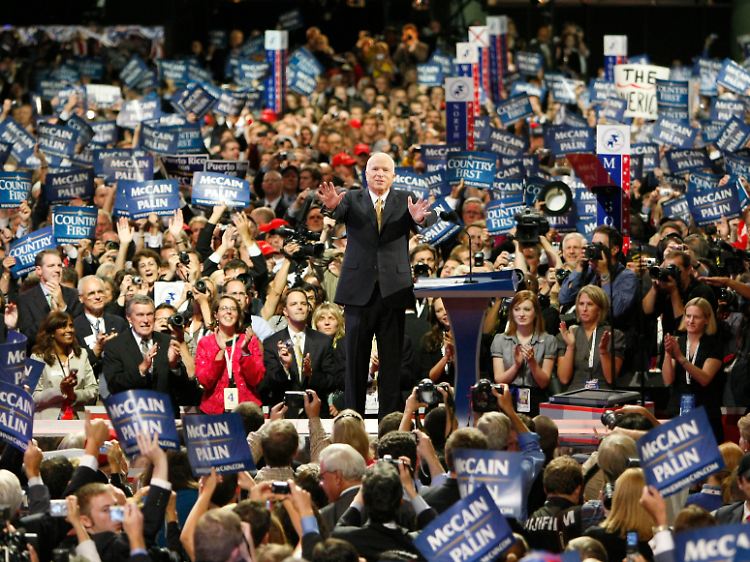 John McCain lässt sich auf dem Parteitag der Republikaner 2008 feiern.
