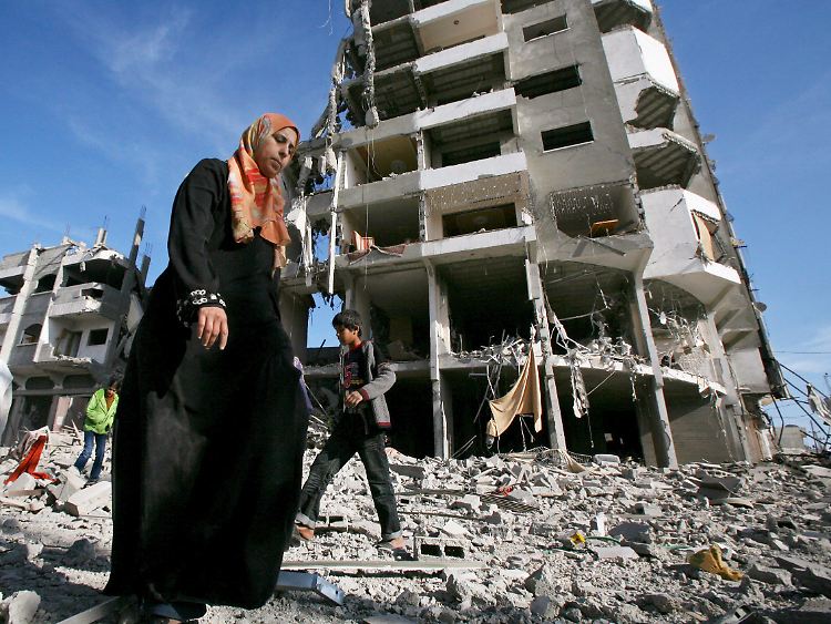 Palästinenser begutachten die Schäden nach einem israelischen Raketenangriff in Gaza (Archivfoto vom 13. Januar 2009).