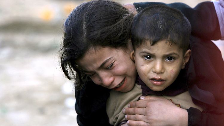Zwei palästinensische Kinder im Gazastreifen weinen während der Beerdigung ihrer durch einen israelischen Raketenangriff getöteten Geschwister (Archivfoto vom 14. Januar 2009). 