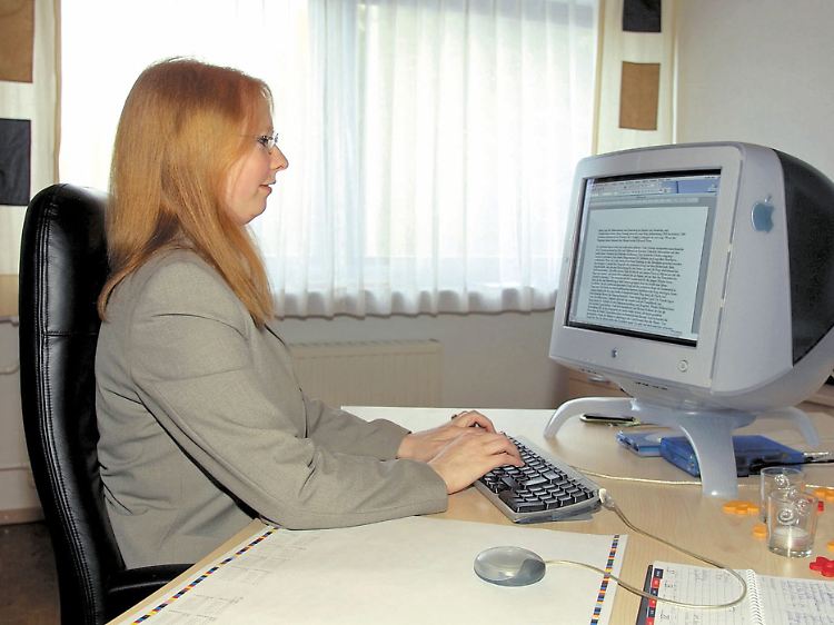 Wenigstens einmal pro Stunde sollte man seinen Computer-Arbeitsplatz verlassen und ein paar Schritte gehen.