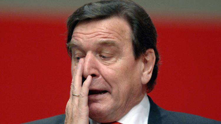 Selbst harte Kerle können bei traurigen Anlässe weinen: Gerhard Schröder nach seiner letzten Rede als Bundeskanzler. 