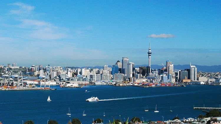 Um nach Devonport zu kommen, ist die Fähre der schnellste Weg. Vom Deck aus hat man außerdem einen schönen Blick auf Aucklands Skyline.