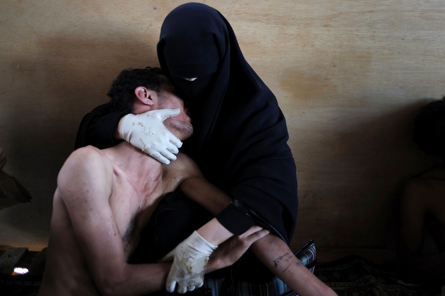 Eine verschleierte Muslimin, die einen verletzten Verwandten im Arm hält: Das Foto wurde im Oktober 2011 in einer zum Not-Hospital umfunktionierten Moschee im jemenitischen Sanaa, am Rande einer Demonstration gegen den Präsidenten Ali Abdullah Salih, gemacht. Die Aufnahme von Samuel Arandas wurde in Amsterdam zum Pressebild des Jahres gekürt.