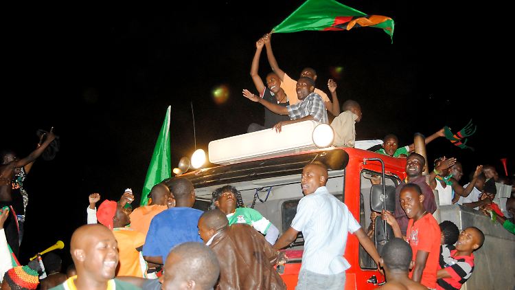 In Feierlaune: Fans von Überraschungsfinalist Sambia bejubeln den Sieg über Ghana.