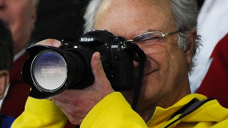 Königlicher Fotograf: König Carl XVI. Gustaf bekommt seinen Enkel als Erster vor die Linse.