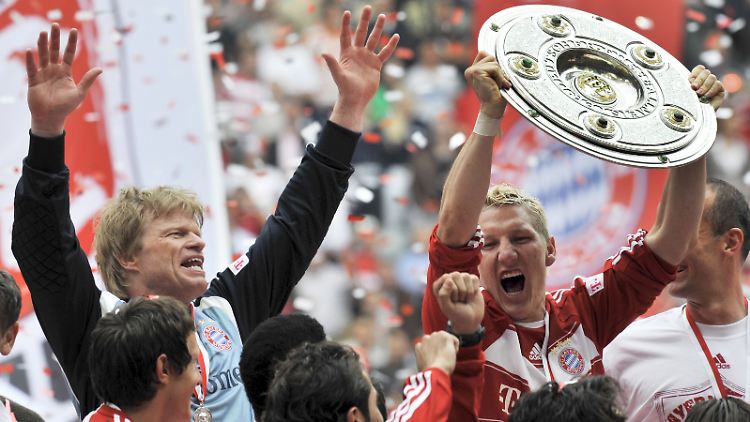 2008 feierten Rekordmeister Oliver Kahn (l.) und Bastian Schweinsteiger zusammen den Liga-Titel mit dem FC Bayern. Für Kahn war es die letzte von acht Schalen.
